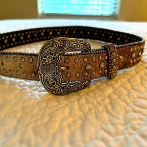 Girls genuine leather belt. Size 26. Silver and rhinestone on cowhide. Nice!